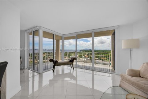 Condo in Miami, Florida, 2 bedrooms  № 2378557 - photo 9