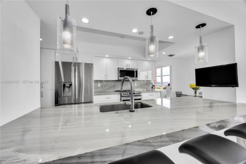 Condo in Miami, Florida, 2 bedrooms  № 2378557 - photo 14