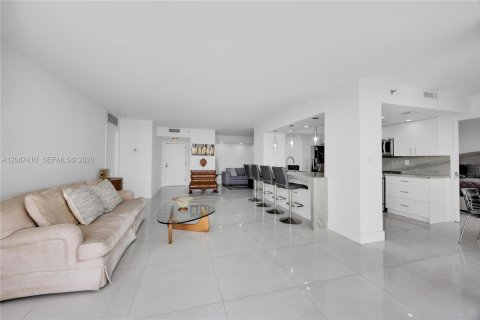 Condo in Miami, Florida, 2 bedrooms  № 2378557 - photo 12