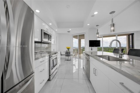 Condo in Miami, Florida, 2 bedrooms  № 2378557 - photo 15