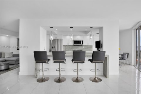 Condo in Miami, Florida, 2 bedrooms  № 2378557 - photo 18