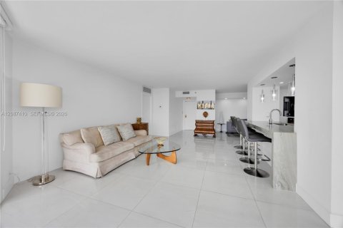 Condo in Miami, Florida, 2 bedrooms  № 2378557 - photo 11