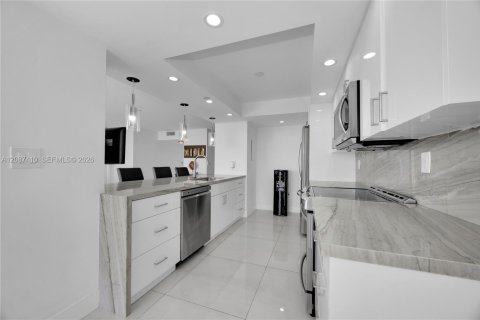 Condo in Miami, Florida, 2 bedrooms  № 2378557 - photo 16