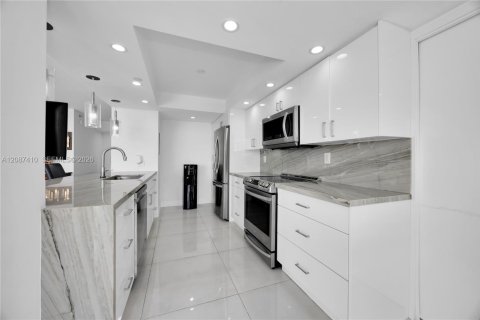Condo in Miami, Florida, 2 bedrooms  № 2378557 - photo 17