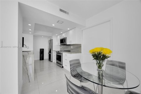 Condo in Miami, Florida, 2 bedrooms  № 2378557 - photo 19