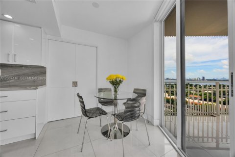 Condo in Miami, Florida, 2 bedrooms  № 2378557 - photo 20