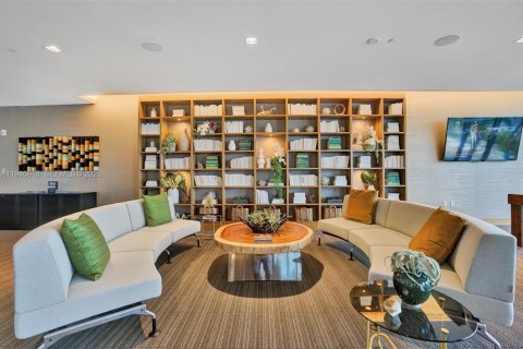 Condo in North Miami Beach, Florida, 2 bedrooms  № 2003081 - photo 4