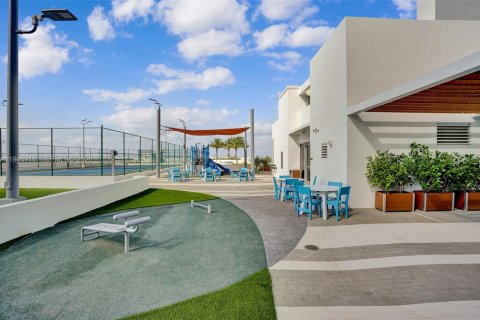 Condo in North Miami Beach, Florida, 2 bedrooms  № 2003081 - photo 9