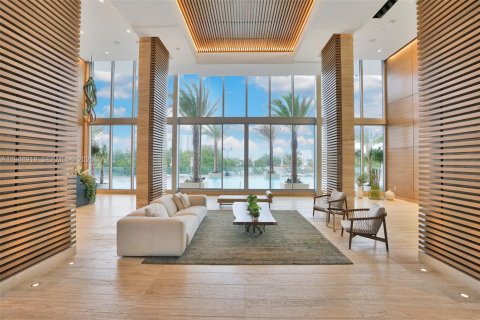 Condo in North Miami Beach, Florida, 2 bedrooms  № 2003081 - photo 2