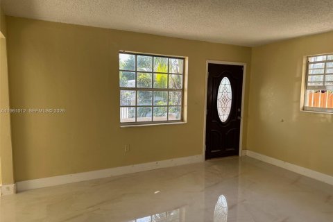 Villa ou maison à louer à Miami, Floride: 2 chambres, 72.46 m2 № 2025744 - photo 2