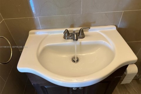 Villa ou maison à louer à Miami, Floride: 2 chambres, 72.46 m2 № 2025744 - photo 11