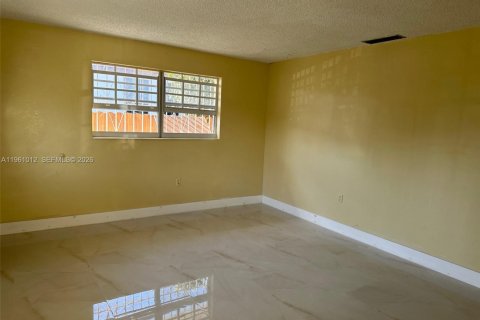 Villa ou maison à louer à Miami, Floride: 2 chambres, 72.46 m2 № 2025744 - photo 4