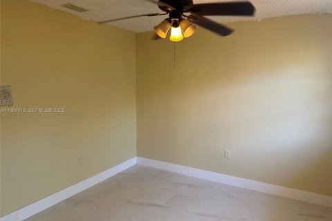 Villa ou maison à louer à Miami, Floride: 2 chambres, 72.46 m2 № 2025744 - photo 13