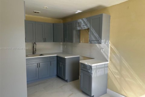 Villa ou maison à louer à Miami, Floride: 2 chambres, 72.46 m2 № 2025744 - photo 7