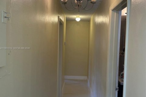 Villa ou maison à louer à Miami, Floride: 2 chambres, 72.46 m2 № 2025744 - photo 8