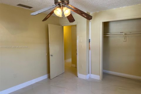 Villa ou maison à louer à Miami, Floride: 2 chambres, 72.46 m2 № 2025744 - photo 12