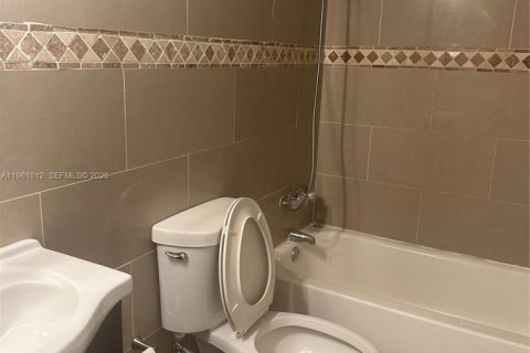 Villa ou maison à louer à Miami, Floride: 2 chambres, 72.46 m2 № 2025744 - photo 14