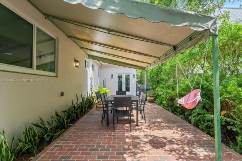 House in Coral Gables, Florida 3 bedrooms, 126.35 sq.m. № 1818042 - photo 23