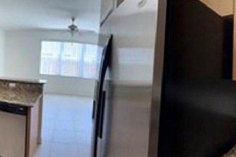 Снять в аренду таунхаус в Дорал, Флорида 3 спальни, 187.29м2, № 1990872 - фото 3