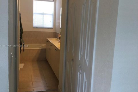 Снять в аренду таунхаус в Дорал, Флорида 3 спальни, 187.29м2, № 1990872 - фото 9