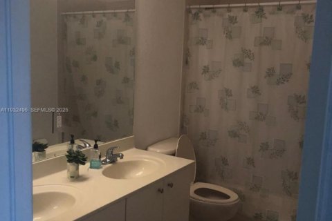 Снять в аренду таунхаус в Дорал, Флорида 3 спальни, 187.29м2, № 1990872 - фото 10