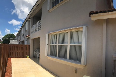 Снять в аренду таунхаус в Дорал, Флорида 3 спальни, 187.29м2, № 1990872 - фото 14