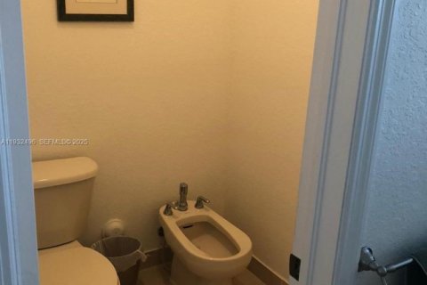 Снять в аренду таунхаус в Дорал, Флорида 3 спальни, 187.29м2, № 1990872 - фото 11