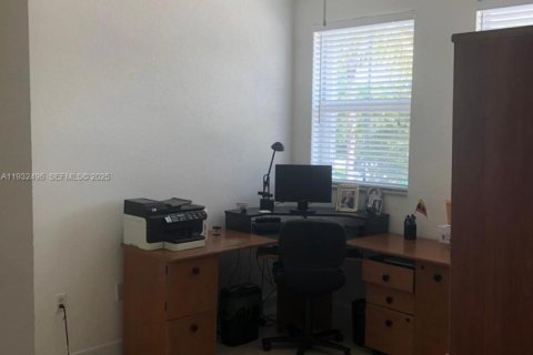 Снять в аренду таунхаус в Дорал, Флорида 3 спальни, 187.29м2, № 1990872 - фото 8