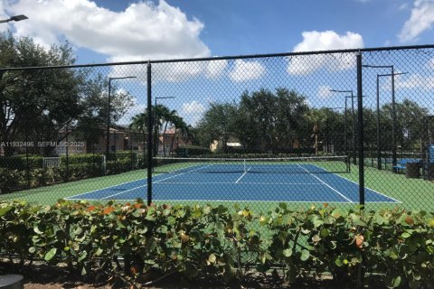 Снять в аренду таунхаус в Дорал, Флорида 3 спальни, 187.29м2, № 1990872 - фото 18
