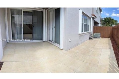 Снять в аренду таунхаус в Дорал, Флорида 3 спальни, 187.29м2, № 1990872 - фото 13