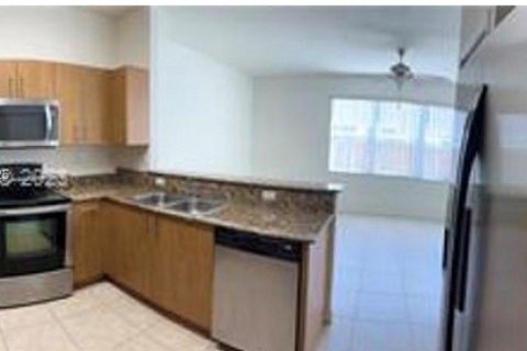 Снять в аренду таунхаус в Дорал, Флорида 3 спальни, 187.29м2, № 1990872 - фото 2