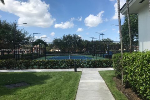 Снять в аренду таунхаус в Дорал, Флорида 3 спальни, 187.29м2, № 1990872 - фото 17