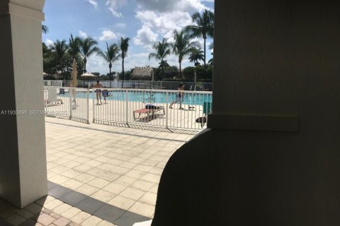 Снять в аренду таунхаус в Дорал, Флорида 3 спальни, 187.29м2, № 1990872 - фото 16