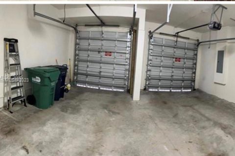 Снять в аренду таунхаус в Дорал, Флорида 3 спальни, 187.29м2, № 1990872 - фото 1