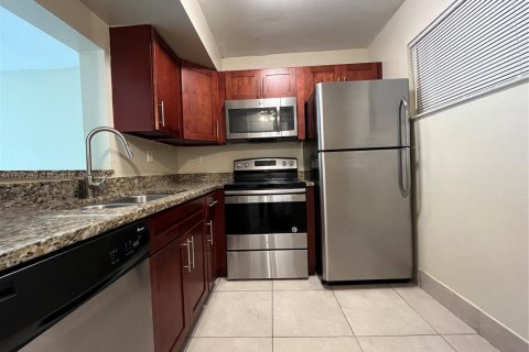 Condo in Lauderdale Lakes, Florida, 1 bedroom  № 1695047 - photo 1