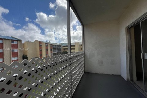 Condo in Lauderdale Lakes, Florida, 1 bedroom  № 1695047 - photo 11