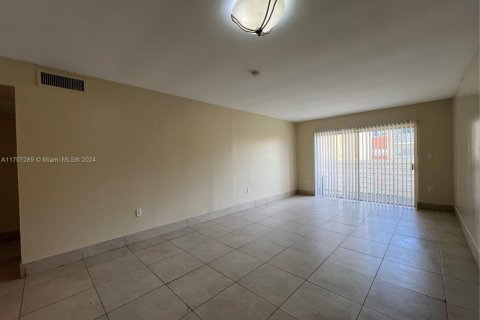 Condo in Lauderdale Lakes, Florida, 1 bedroom  № 1695047 - photo 3