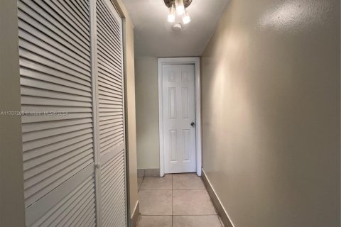 Condo in Lauderdale Lakes, Florida, 1 bedroom  № 1695047 - photo 5