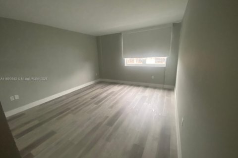 Condo in Bay Harbor Islands, Florida, 2 bedrooms  № 1943772 - photo 21