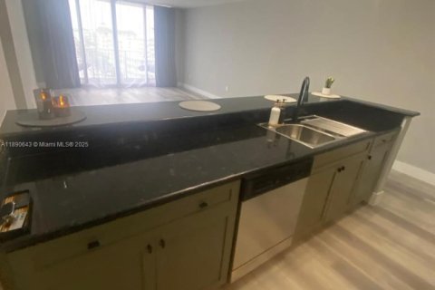 Condo in Bay Harbor Islands, Florida, 2 bedrooms  № 1943772 - photo 11
