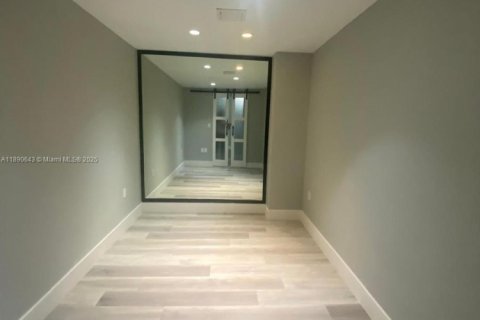 Condo in Bay Harbor Islands, Florida, 2 bedrooms  № 1943772 - photo 14