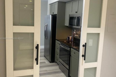 Condo in Bay Harbor Islands, Florida, 2 bedrooms  № 1943772 - photo 17