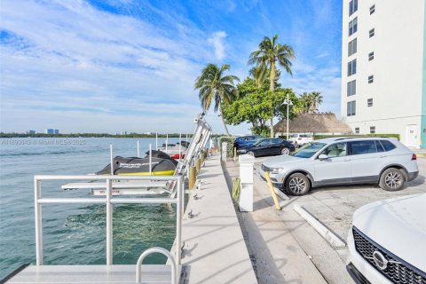 Condo in Bay Harbor Islands, Florida, 2 bedrooms  № 1943772 - photo 26