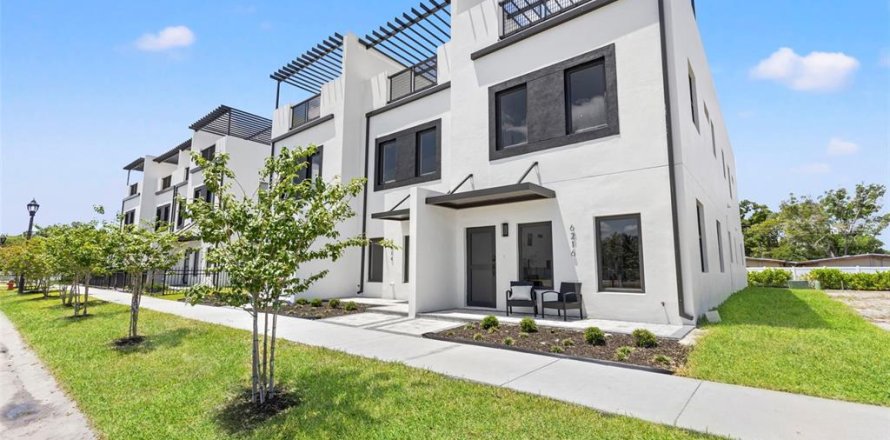 Adosado en Pinellas Park, Florida 3 dormitorios, 223.89 m2 № 2299385