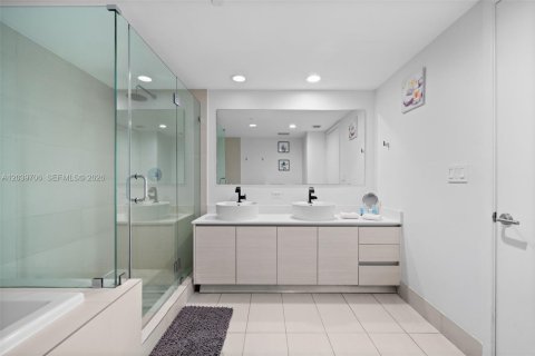 Condo in Hallandale Beach, Florida, 3 bedrooms № 2192548 - photo 13