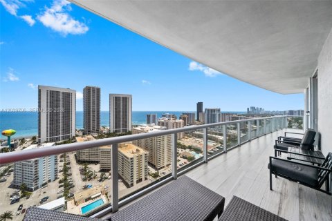 Condo in Hallandale Beach, Florida, 3 bedrooms № 2192548 - photo 21