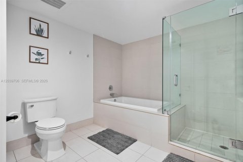 Condo in Hallandale Beach, Florida, 3 bedrooms № 2192548 - photo 11