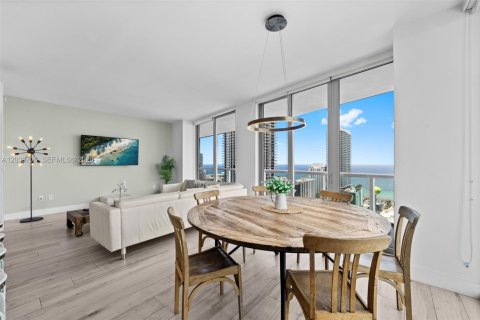 Condo in Hallandale Beach, Florida, 3 bedrooms № 2192548 - photo 8