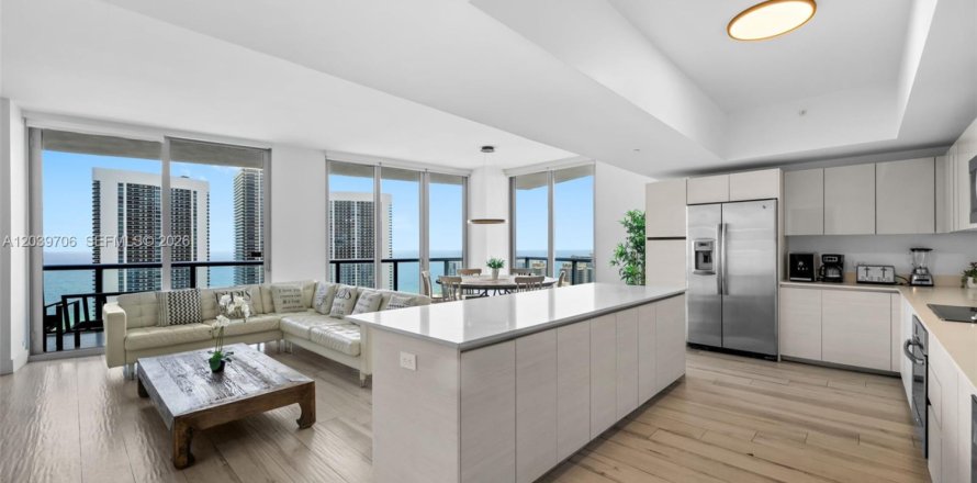 Condo in Hallandale Beach, Florida, 3 bedrooms № 2192548