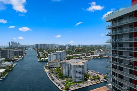 Condo in Hallandale Beach, Florida, 3 bedrooms № 2192548 - photo 22